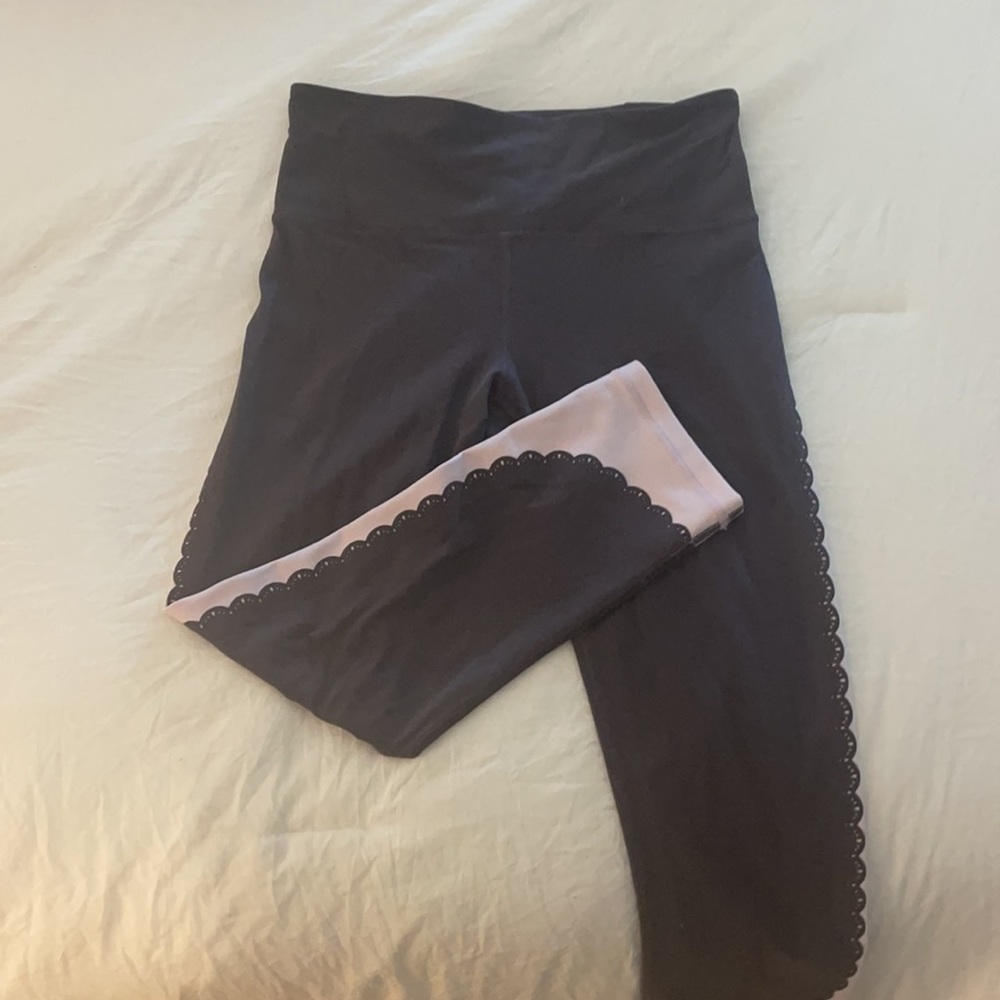 {Athleta} Elation scalloped Powervita crops